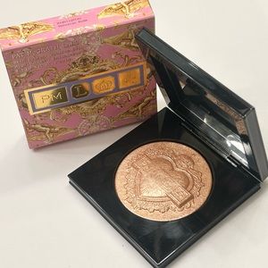 PAT McGRATH LABS
Skin Fetish: Sublime Skin Highlighter in Venusian Nude.